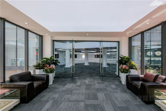 现代简约办公室休息区位置装修图