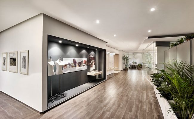 现代简约风办公室橱窗展示装修图