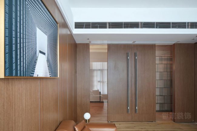 现代简约风办公室木饰面装修图