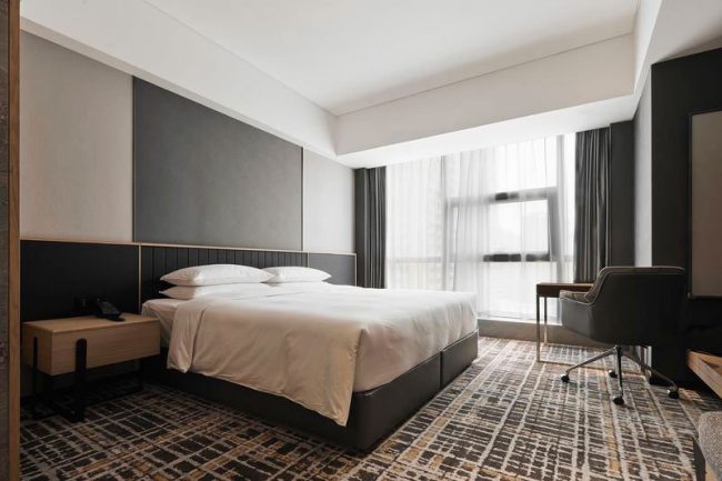 现代简约商务酒店客房装修图