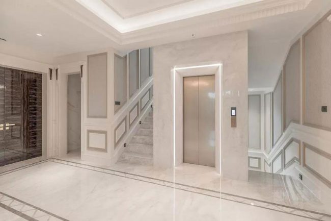 现代美式风格别墅电梯厅装修图