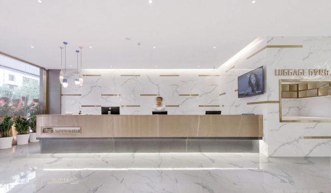 现代轻奢办公室前台服务区装修图