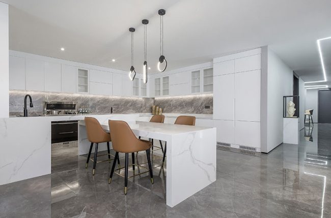 现代轻奢风样板间开放式餐厨场景装修图