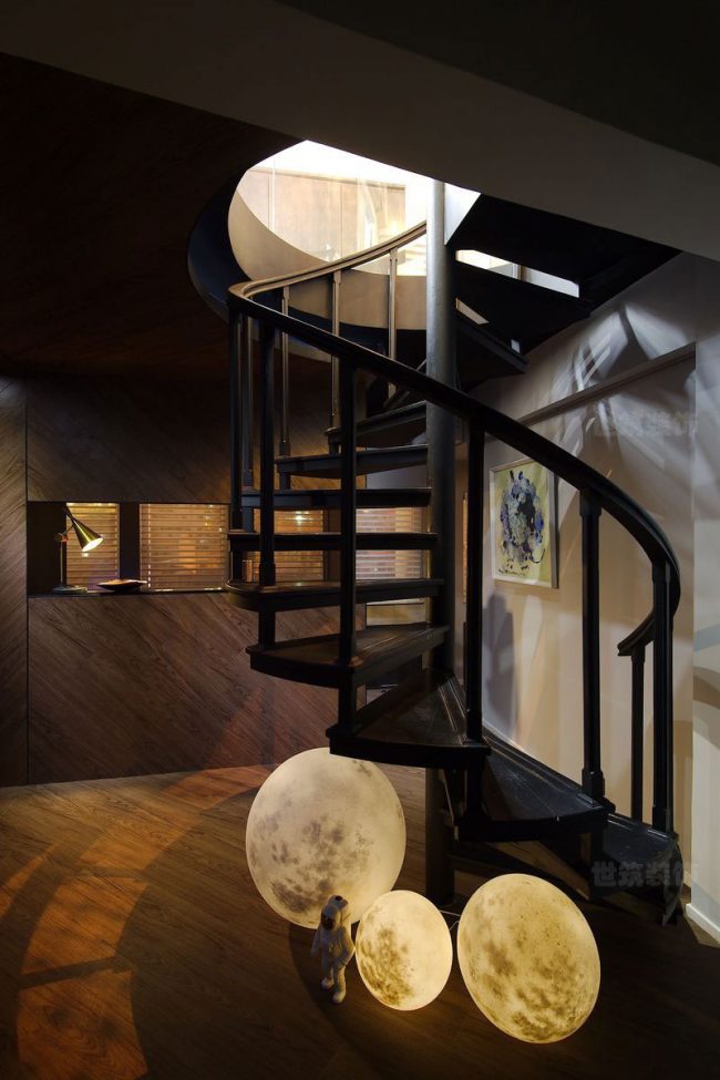 悬空楼梯下的灯光设计
