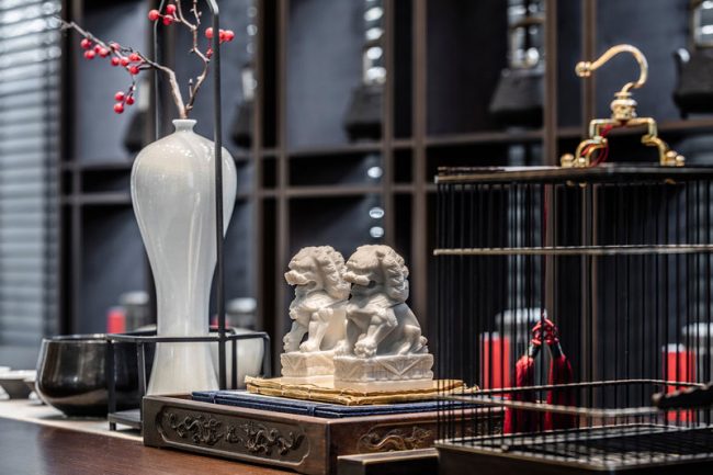 新中式别墅书房空间书桌艺术品实景图