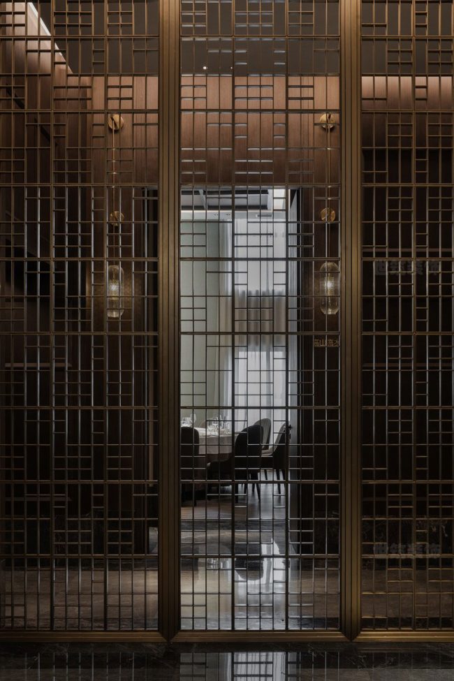 新中式餐厅过道花格不锈钢屏风设计图