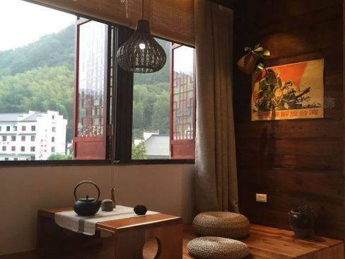 新中式度假酒店套房休闲区场景装修图