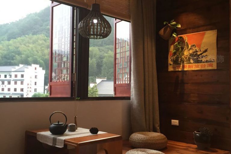 新中式度假酒店套房休闲区场景装修图