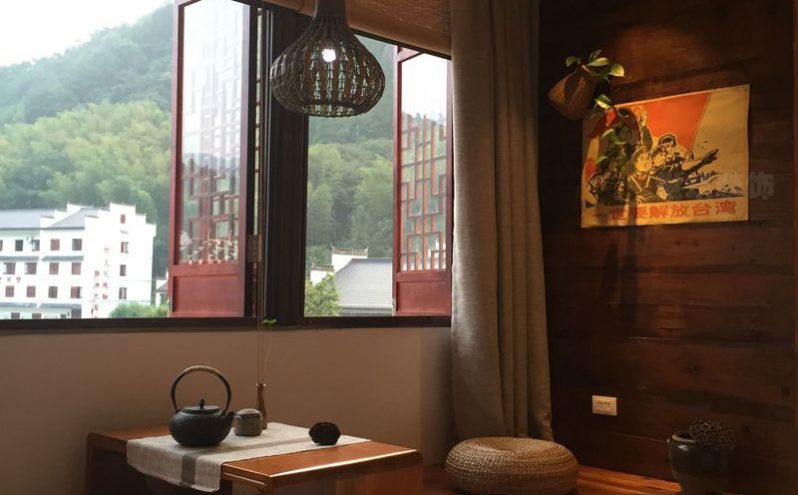 新中式度假酒店套房休闲区场景装修图