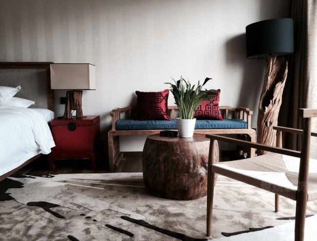 新中式度假酒店主题客房休息区场景装修图