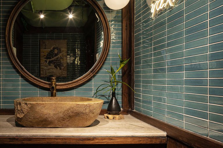 新中式度假酒店主题套房卫浴空间洗手台区域装修图