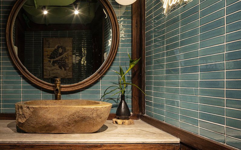 新中式度假酒店主题套房卫浴空间洗手台区域装修图