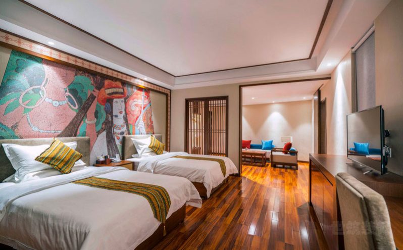 新中式风格度假酒店客房环境装修图