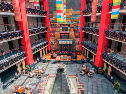 新中式酒店空间中心室内庭院休闲区装修图