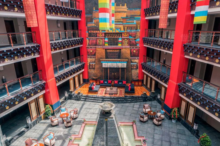 新中式酒店空间中心室内庭院休闲区装修图