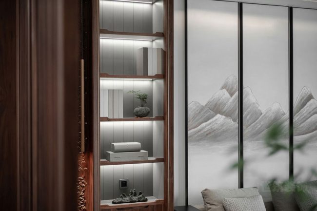 新中式客厅沙发背景墙展示柜装修图