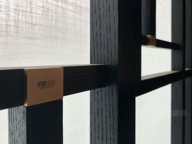 新中式民宿客房空间窗花装修图