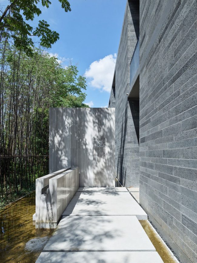 新中式文旅酒店室外过道装修图