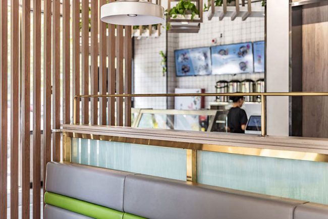 饮品店的装饰木隔断