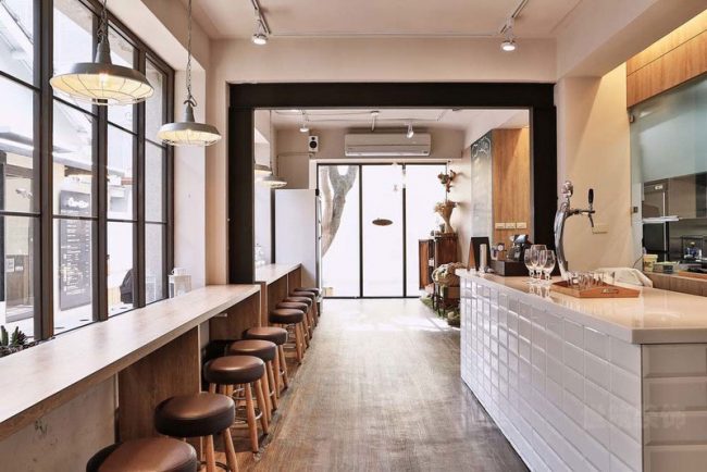 一排靠窗的吧台