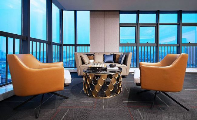 圆形的金属茶几和橙色沙发