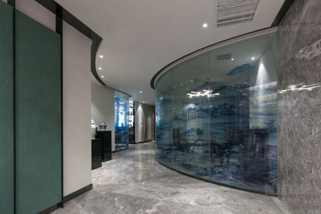 走廊玻璃隔墙上的中式山水画