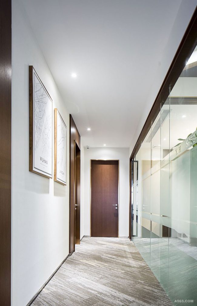 走廊的玻璃隔断