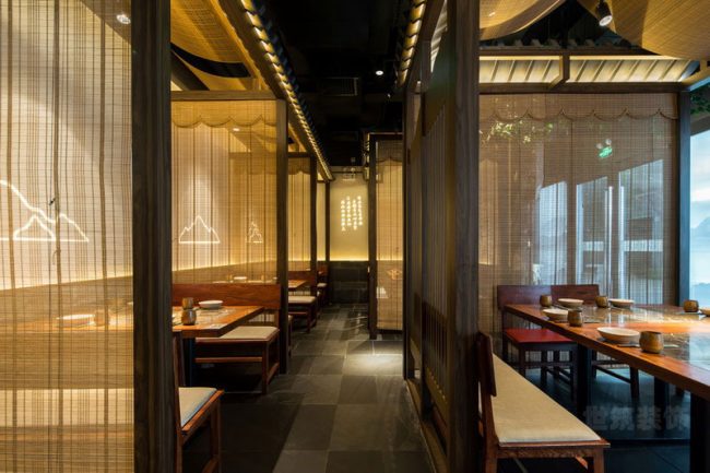 竹帘隔断的中式餐厅