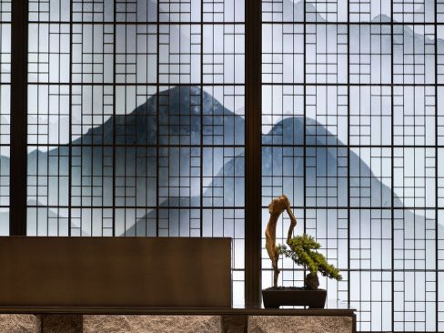 中式酒店大堂的水墨山景背景墙