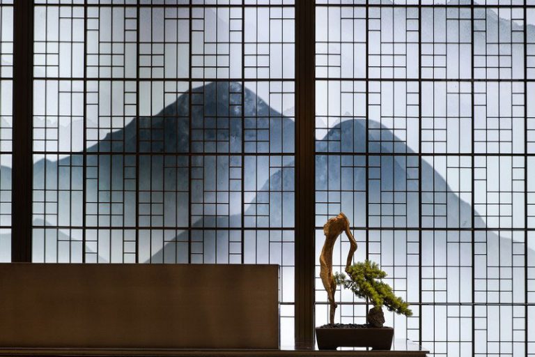 中式酒店大堂的水墨山景背景墙