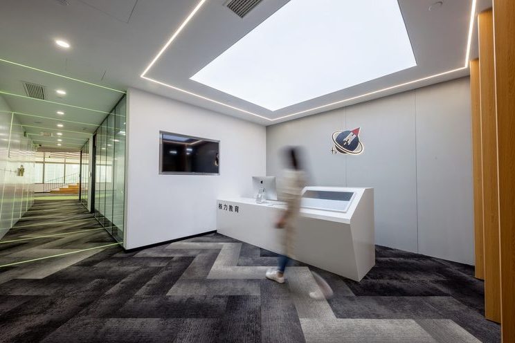 昆明公司现代风培训空间设计装修前厅效果图