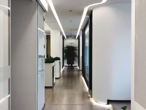 昆明盘龙区现代风格培训中心装修施工过道装修图