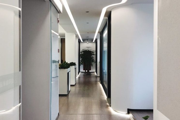 昆明盘龙区现代风格培训中心装修施工过道装修图