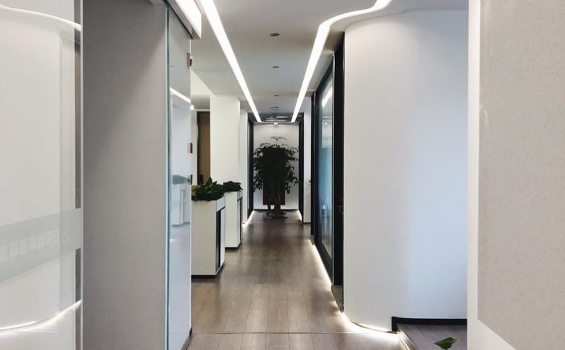 昆明盘龙区现代风格培训中心装修施工过道装修图