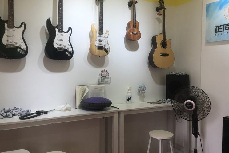 昆明后现代风格培训教室装修设计前厅效果图吧台装修图