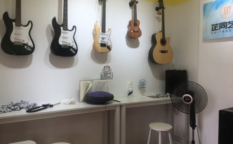 昆明后现代风格培训教室装修设计前厅效果图吧台装修图