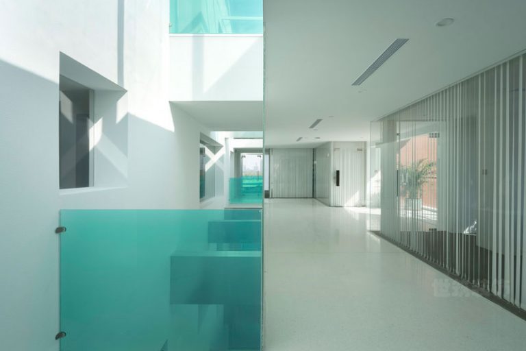 云南普洱现代简约风办公室装修设计效果图过道装修图