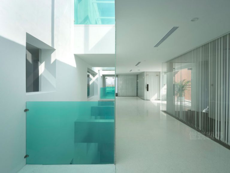 云南普洱现代简约风办公室装修设计效果图过道装修图