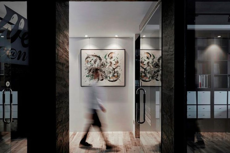 云南临沧现代工业风办公室装修设计效果图过道装修图