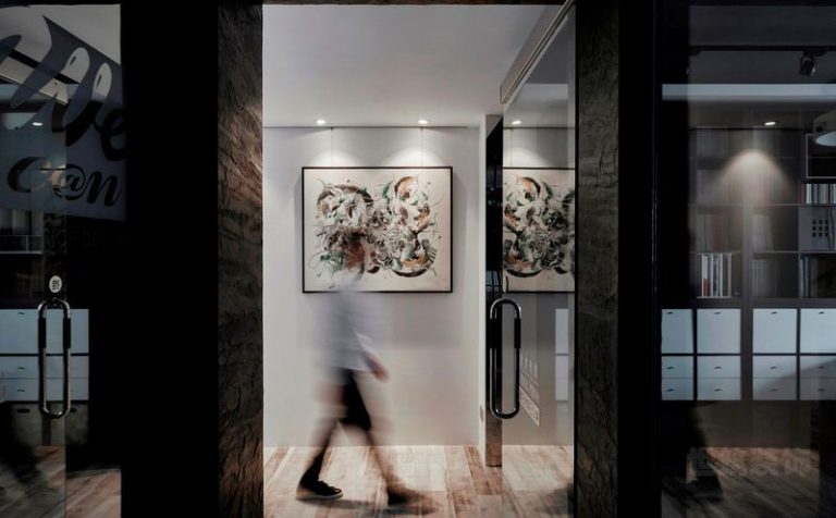 云南临沧现代工业风办公室装修设计效果图过道装修图