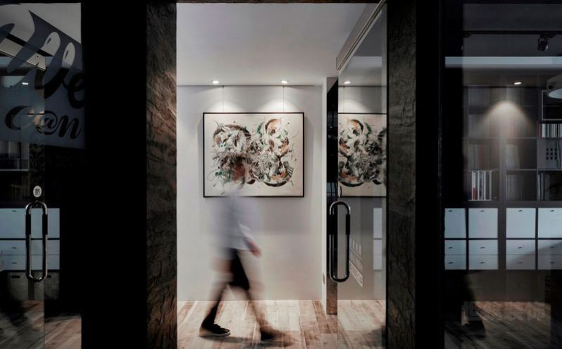 云南临沧现代工业风办公室装修设计效果图过道装修图