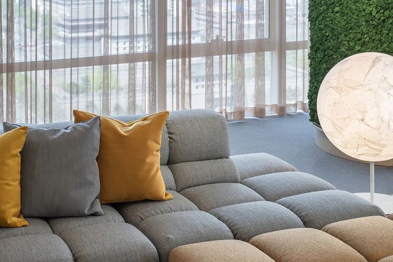 北欧风格办公空间休息区装修实景图