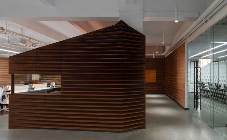 北欧工业风办公环境公共过道区装修图