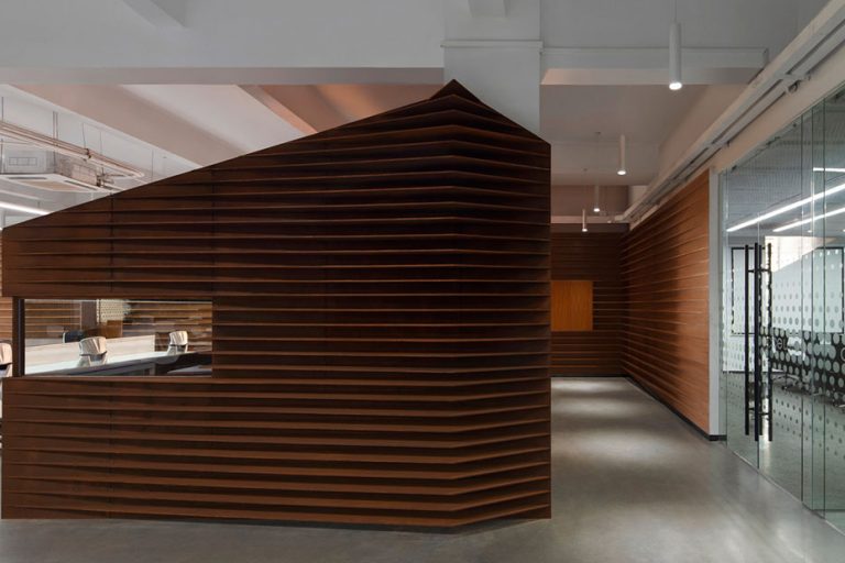 北欧工业风办公环境公共过道区装修图