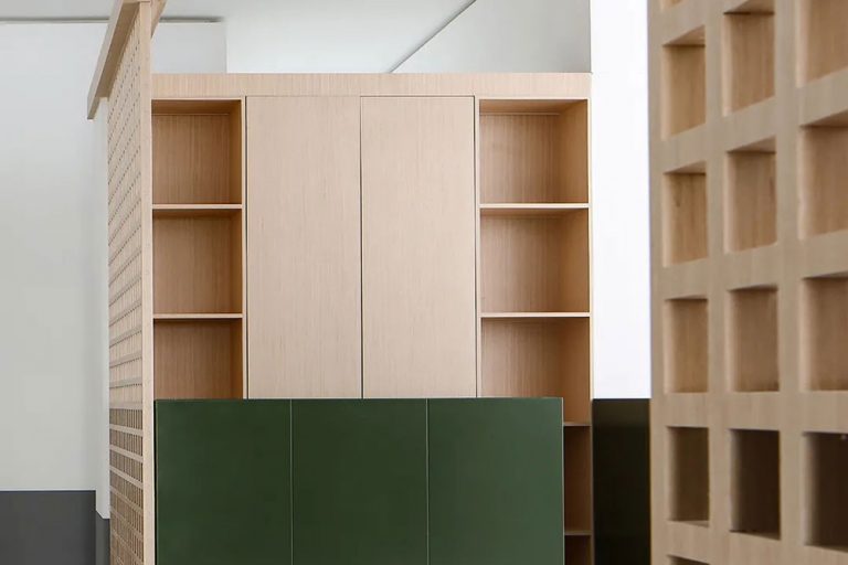 北欧工业风办公环境走道装修图