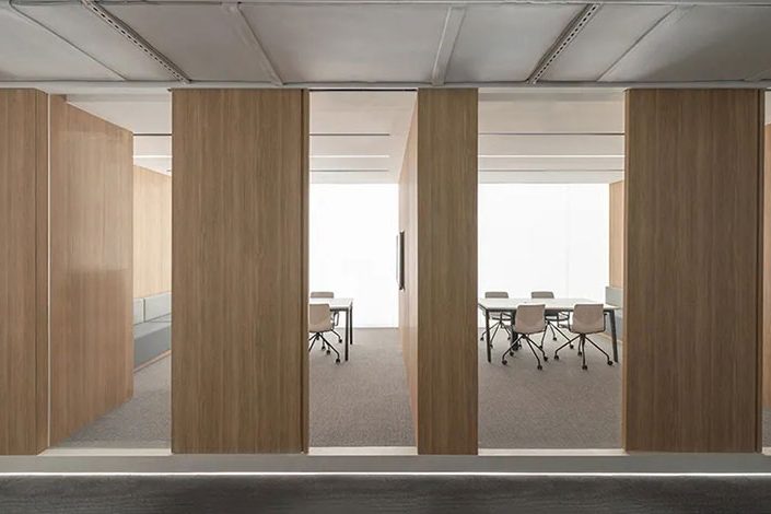 北欧工业风办公空间活动隔断装修图