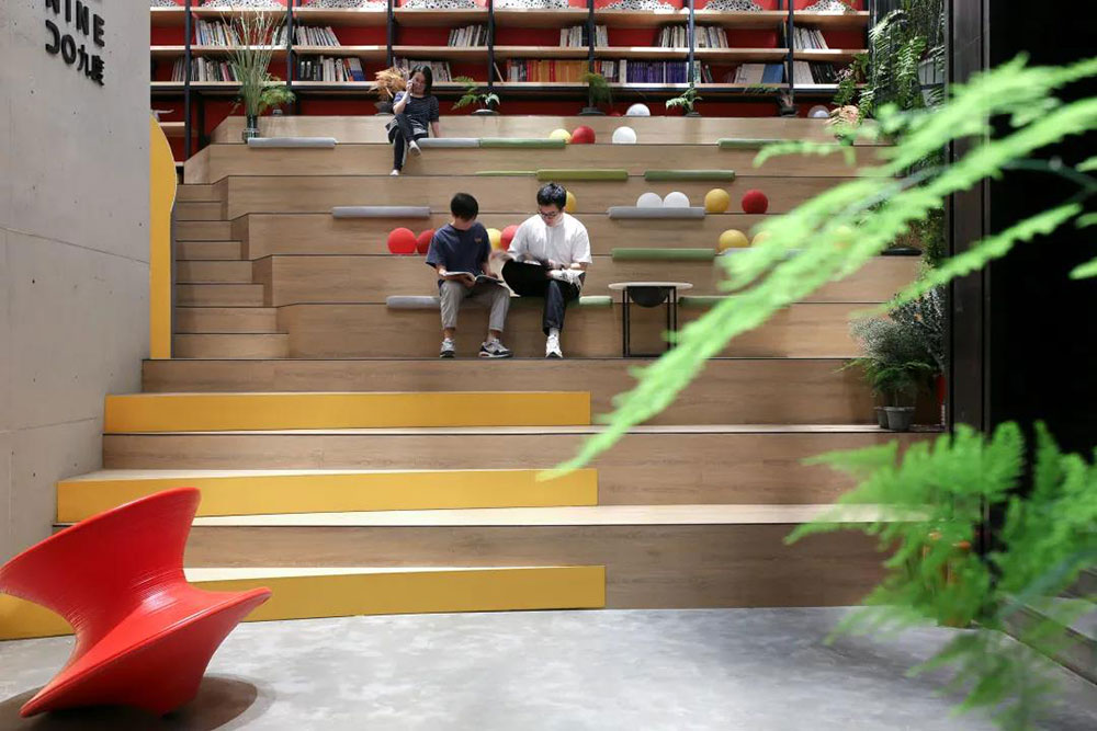 北欧工业风办公空间阶梯式阅览区装修图