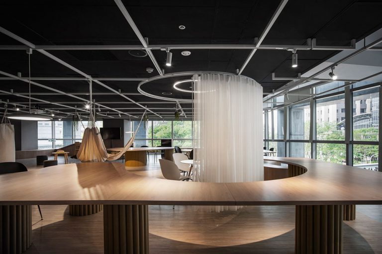 北欧工业风办公室多功能休息区装修图