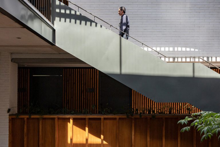 北欧工业风办公室楼梯场景装修图