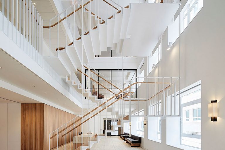 北欧工业风办公室楼梯厅场景装修图